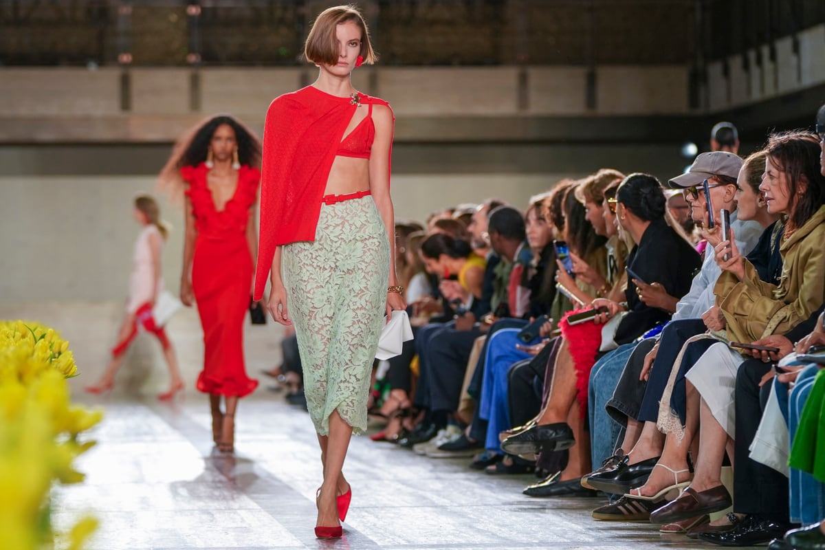 Modelos desfilan prendas de la marca de moda Carolina Herrera este lunes, en la Semana de la Moda de Nueva York (Estados Unidos). EFE/ Ángel Colmenares