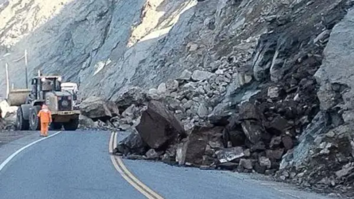 Arequipa: nuevo deslizamiento de rocas bloquea tránsito en la Panamericana Sur