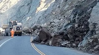 Arequipa: nuevo deslizamiento de rocas bloquea tránsito en la Panamericana Sur