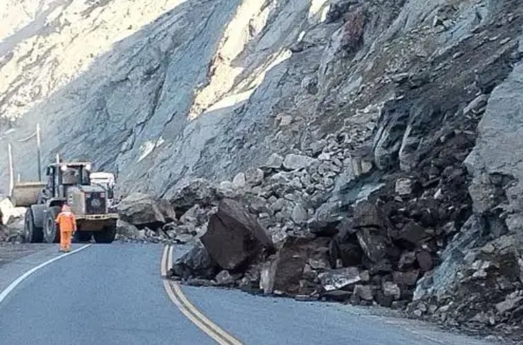 Arequipa: nuevo deslizamiento de rocas bloquea tránsito en la Panamericana Sur. Foto: Andina.