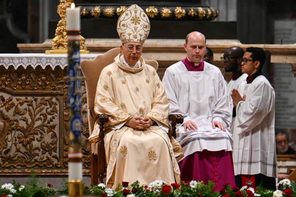 El cardenal francés Dominique Mamberti oficia la misa del Noveno Novembre en la Basílica de San Pedro del Vaticano, el 4 de mayo de 2025. (Foto: Alberto PIZZOLI / AFP)