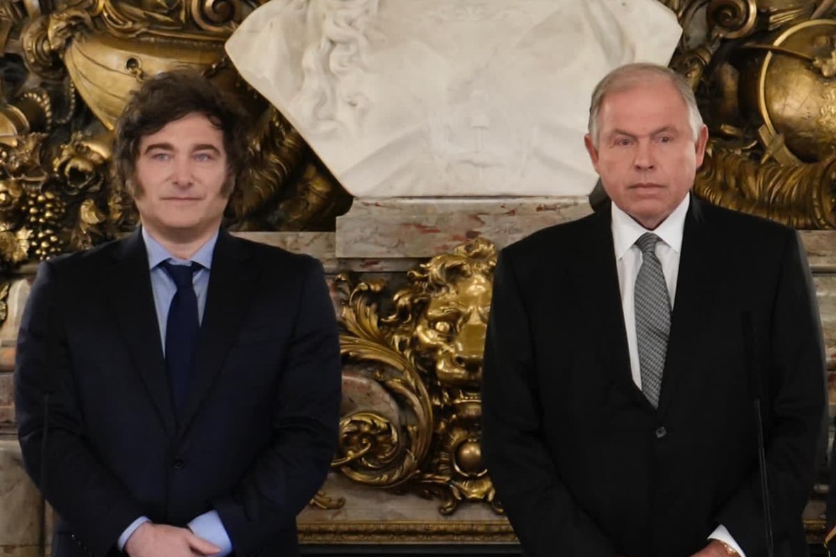 El presidente de Argentina, Javier Milei, junto al nuevo ministro de Relaciones Exteriores, Gerardo Werthein, durante un acto de juramento en la Casa Rosada, en Buenos Aires, el 4 de noviembre de 2024. (Foto de la Presidencia de Argentina / EFE)