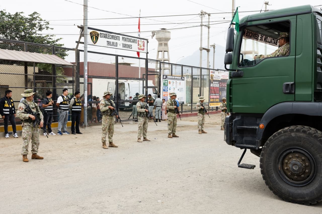 Las Fuerzas Armadas iniciaron el despliegue de sus efectivos a los exteriores de los penales de máxima seguridad declarados en emergencia por el Gobierno. (Foto: Mindef)