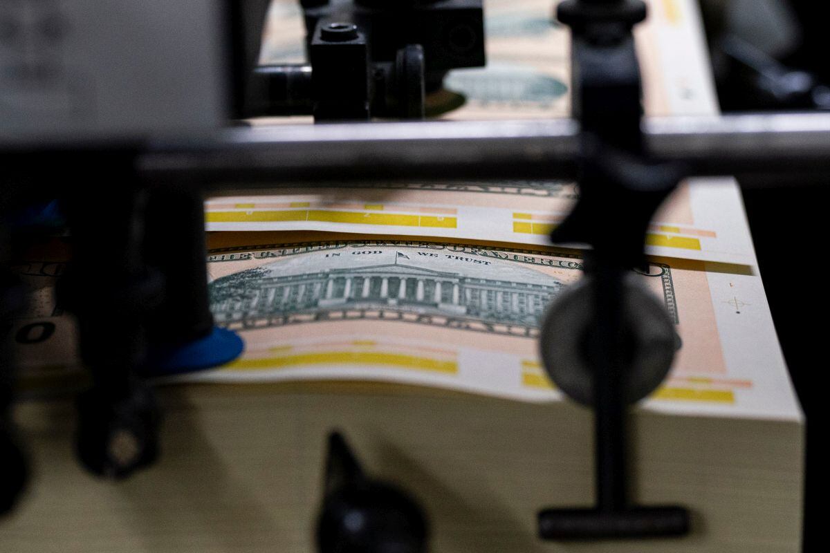 Fajos de billetes de 10 dólares pasan por una máquina en la Oficina de Grabado e Impresión de Estados Unidos en Washington, DC, EE.UU., el martes 21 de mayo de 2024. Fotógrafo: Al Drago/Bloomberg