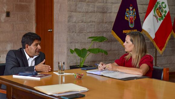 El gobernador regional de Arequipa, Rohel Sánchez, se reunió esta mañana con la congresista, María del Carmen Alva, a quien le informó sobre este pedido realizado al MEF.  Foto: Gore Arequipa.