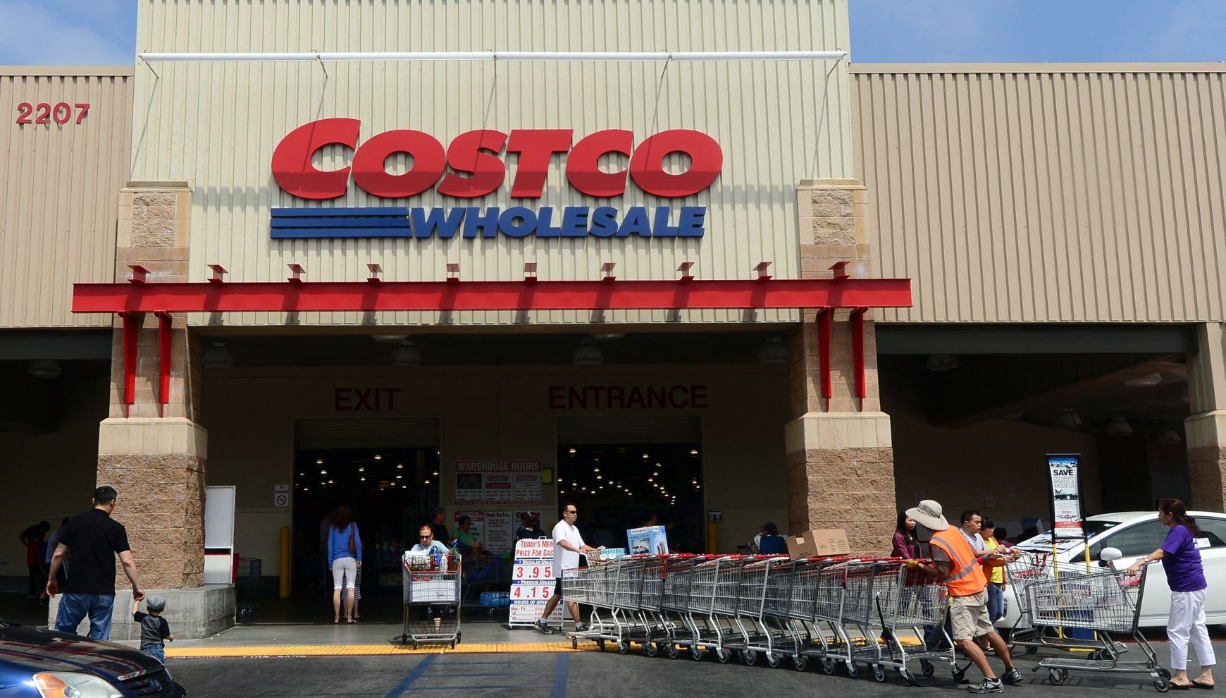 Los carritos de compras se recogen afuera de una tienda Costco en Alhambra, California, el 2 de junio de 2013 (Foto: Frederic J. Brown / AFP)