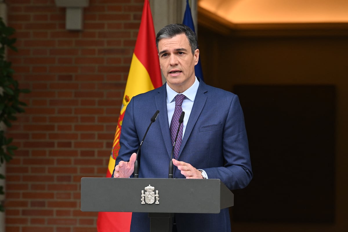 El presidente del Gobierno español, Pedro Sánchez, habla en el Palacio de La Moncloa en Madrid cuando convocó elecciones anticipadas en julio. (Foto: AFP)