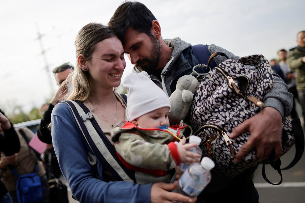 Una familia de evacuados ucranianos de Mariúpol se abraza después de llegar a un centro de registro para desplazados internos, en medio de la invasión rusa de Ucrania, en Zaporizhzhia. (REUTERS/Ueslei Marcelino)