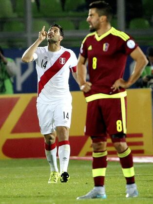 El 18 de junio de 2015, en partido válido por la Copa América desarrollada en Chile, la bicolor se impuso por 1-0 a la selección de Venezuela con tanto convertido por Claudio Pizarro. (Foto EFE)