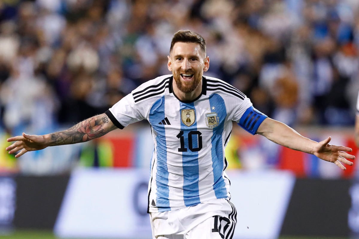 Lionel Messi enfrentará a Benín en su último partido con la selección argentina. Conozca cuánto debería desembolsar un peruano para viajar a Buenos Aires y cuánto tendría que sumar por la entrada al partido. Foto: Andres Kudacki / AFP