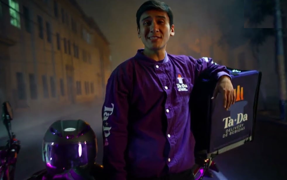 La app de TaDa permite pedir bebidas, snacks y licores con entrega a domicilio, en una apuesta por atender consumos inmediatos y ocasiones sociales. Foto: Backus