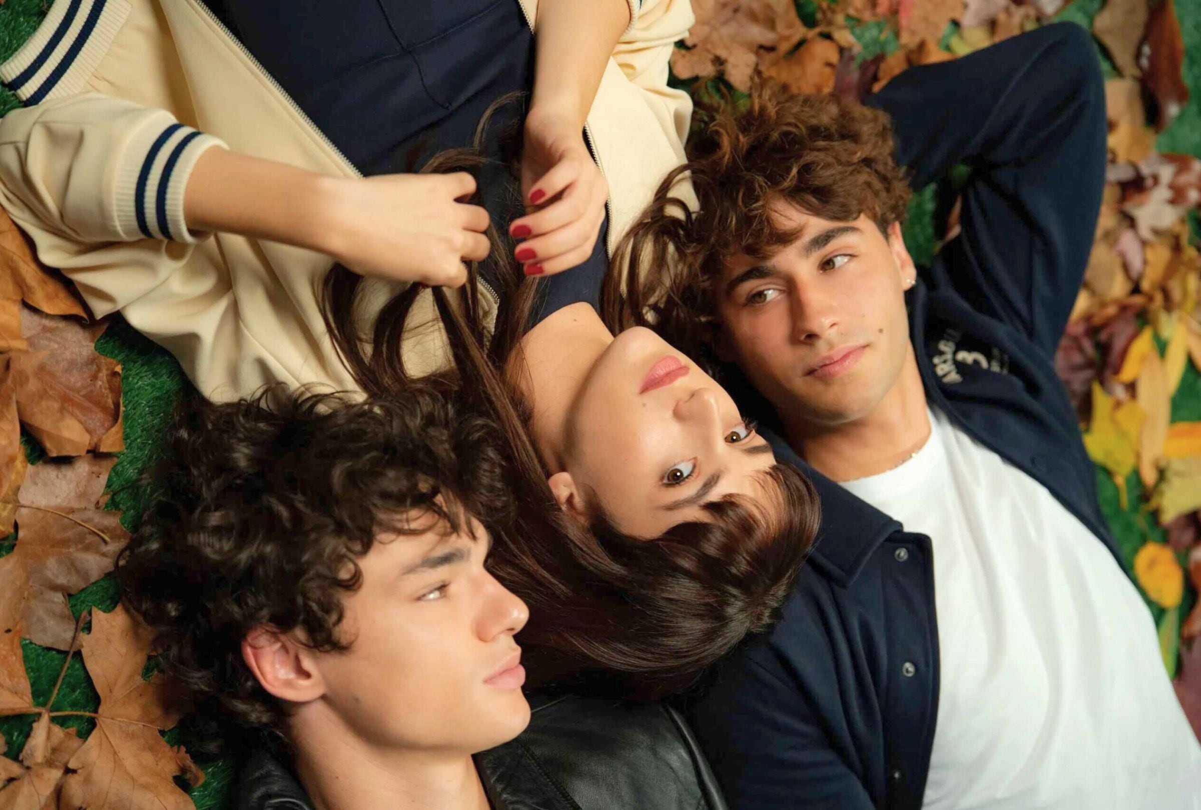 Los jóvenes actores Fernando Líndez, Alícia Falcó y Diego Vidales lideran el elenco de "Dímelo bajito", película que explora géneros como el romance y el drama a lo largo de su trama (Foto: Vaca Films / Amazon Prime Video)