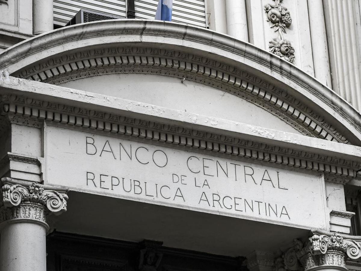 El banco central interviene todos los días con ventas de reservas (a cambio de bonos) en el mercado de capitales, en un esfuerzo por derrumbar las cotizaciones del “dólar MEP” y el contado con liquidación. (Foto: AFP)