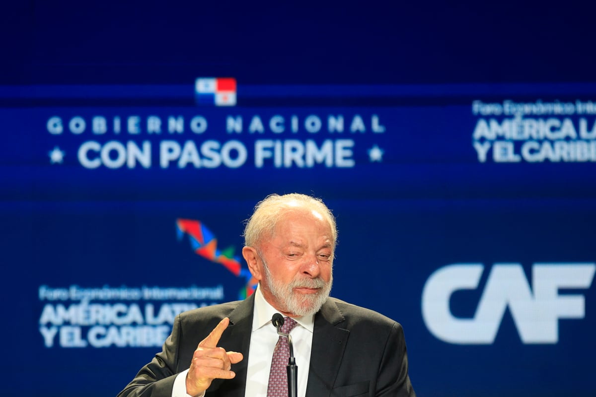 El presidente de Brasil, Luiz Inácio Lula da Silva, habla durante el Foro Económico Internacional América Latina y el Caribe 2026 este miércoles, en Ciudad de Panamá (Panamá). Lula da Silva condenó la división del mundo en "zonas de influencia", lo que a su juicio es un "retroceso histórico" revestido de "neocolonianismo". EFE/ Bienvenido Velasco