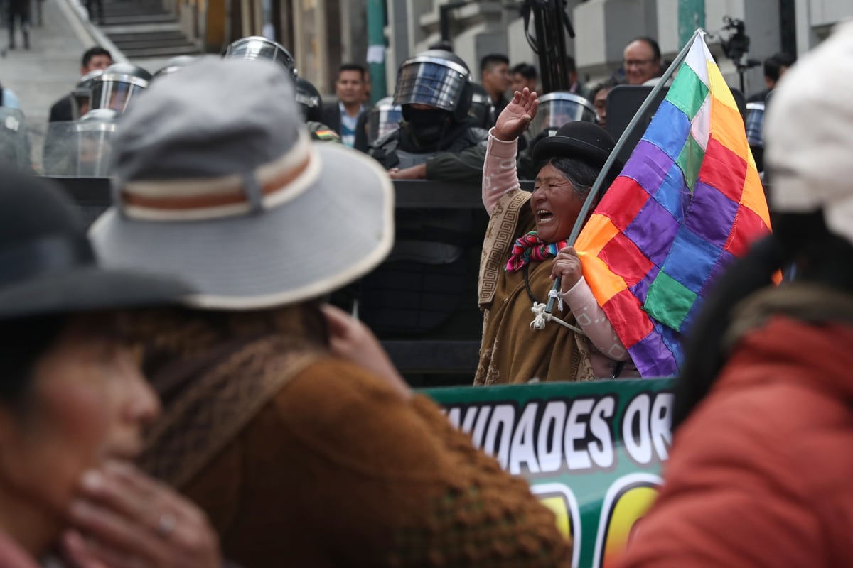 Mujeres aimaras participan en una marcha exigiendo la renuncia del presidente boliviano, Rodrigo Paz, en La Paz, Bolivia, el 27 de mayo de 2026. (Luis Gandarillas / EFE)