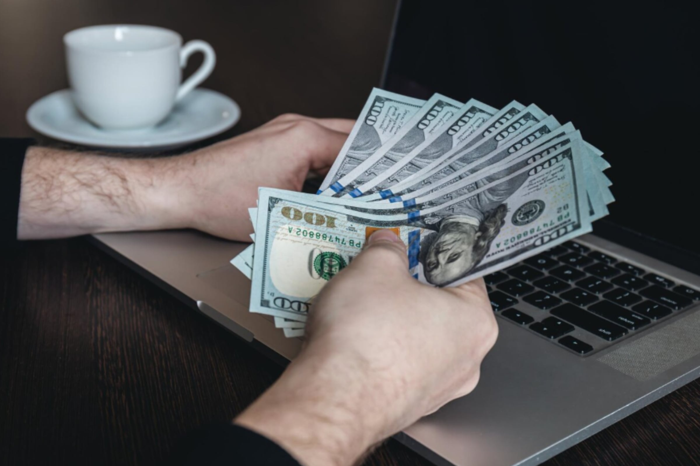 Todo aquel que mantiene vigente un trámite de asilo por más de un año debe realizar el pago de $102. (Crédito: Magnific / Imagen referencial)