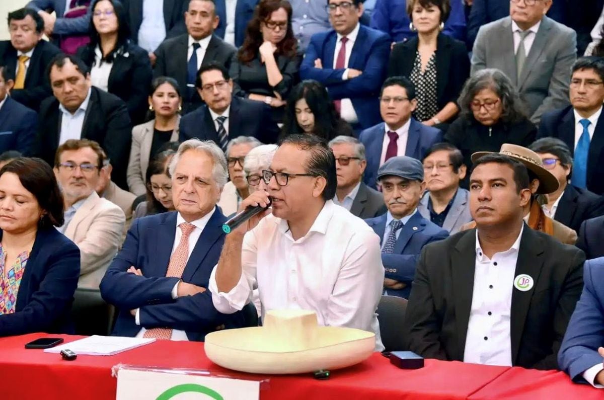 Roberto Sánchez presentó un nuevo programa de gobierno para la segunda vuelta junto a integrantes de su equipo técnico y representantes de agrupaciones aliadas. Foto: Facebook.