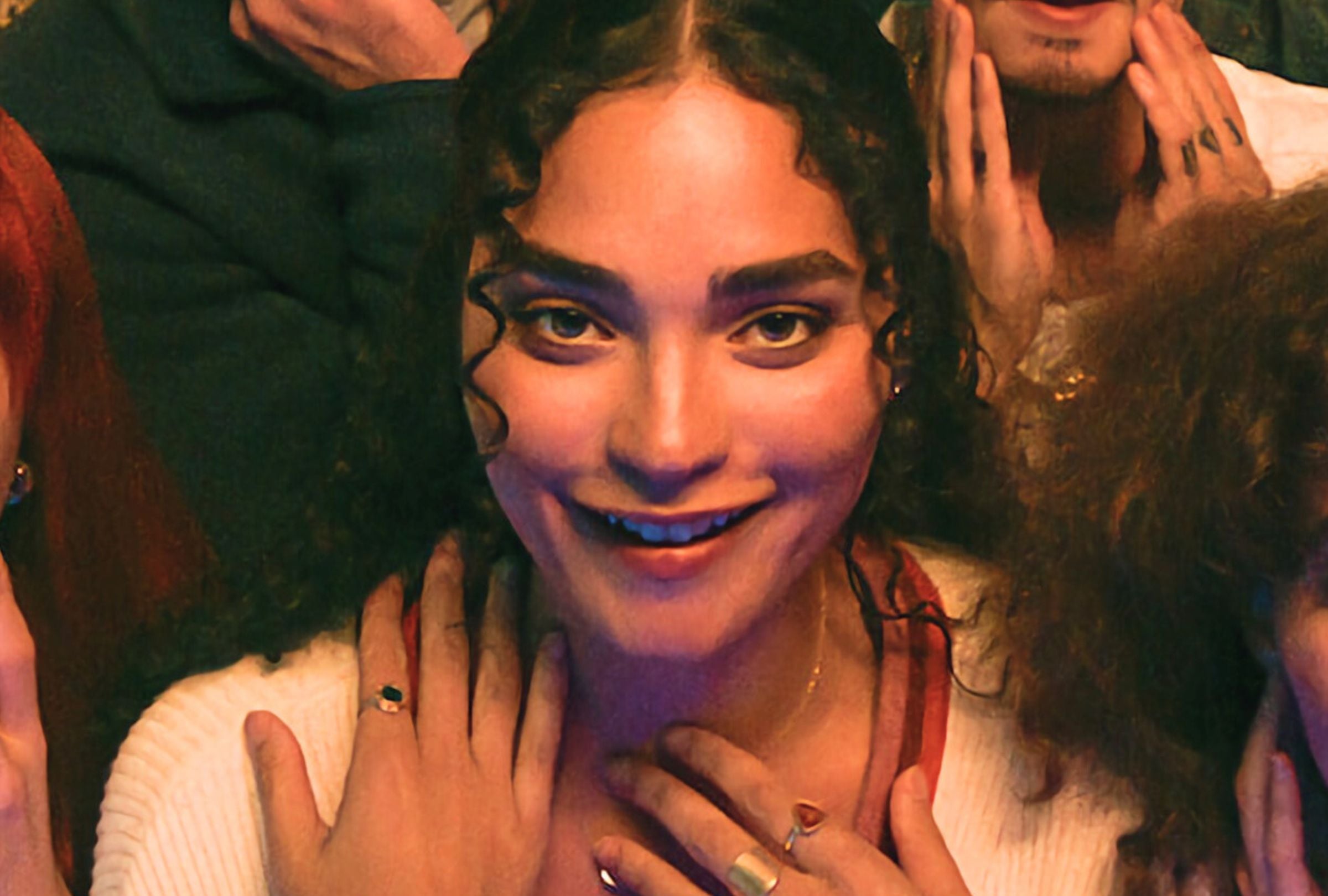 Brittany O’Grady interpreta a Shelby, una de las invitadas a una fiesta que se convierte en pesadilla, en “Lo que hay dentro” (Foto: Netflix)