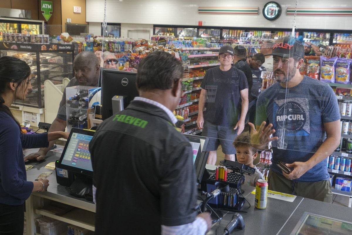 La empresa busca concentrarse en locales más modernos con una oferta más amplia de alimentos preparados y servicios digitales. (Foto: AFP)