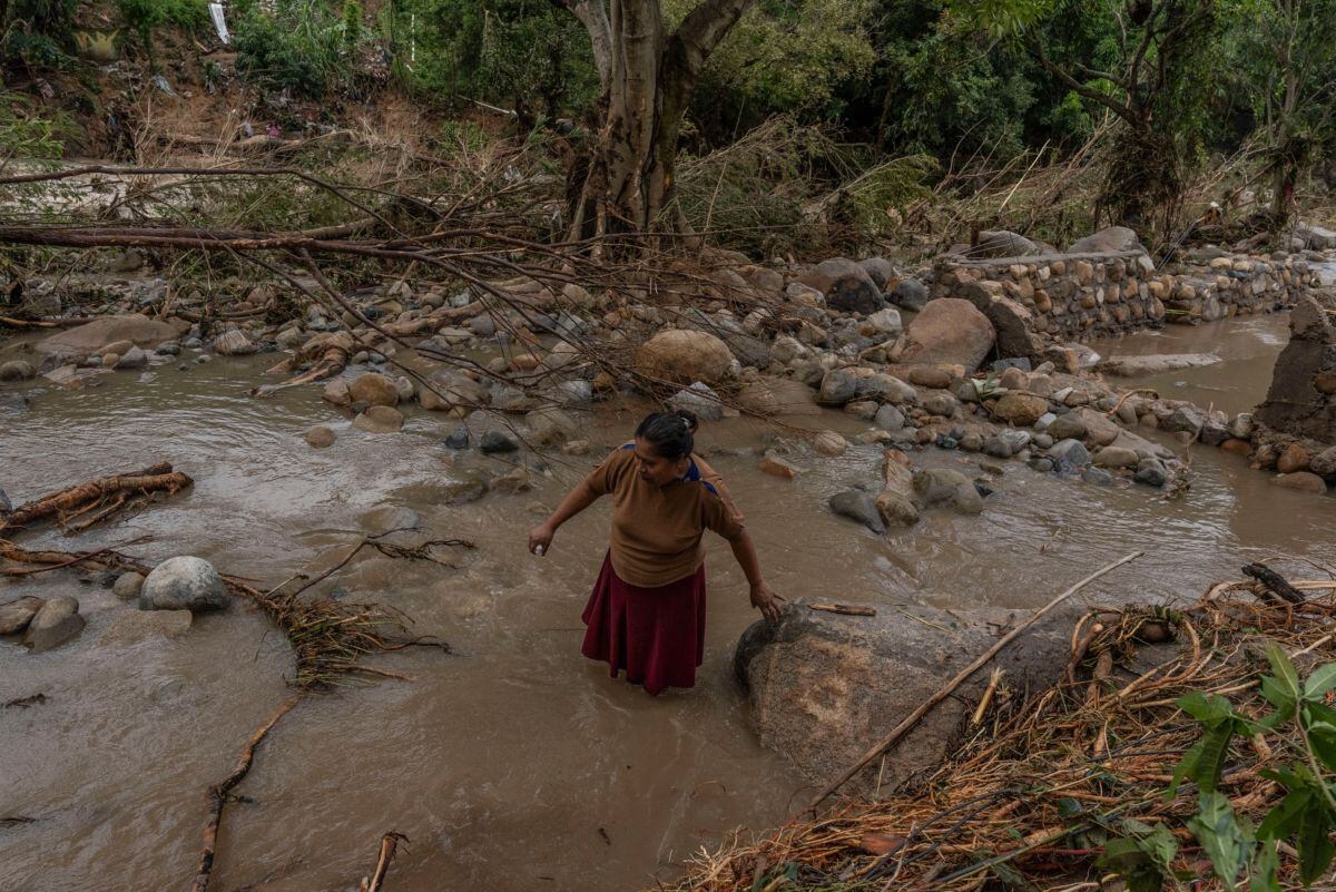 Una mujer camina a través de las inundaciones donde una vez estuvo una casa, después del huracán Otis en Xaltianguis, estado de Guerrero, el 26 de octubre. Fotógrafo: Alejandro Cegarra/Bloomberg