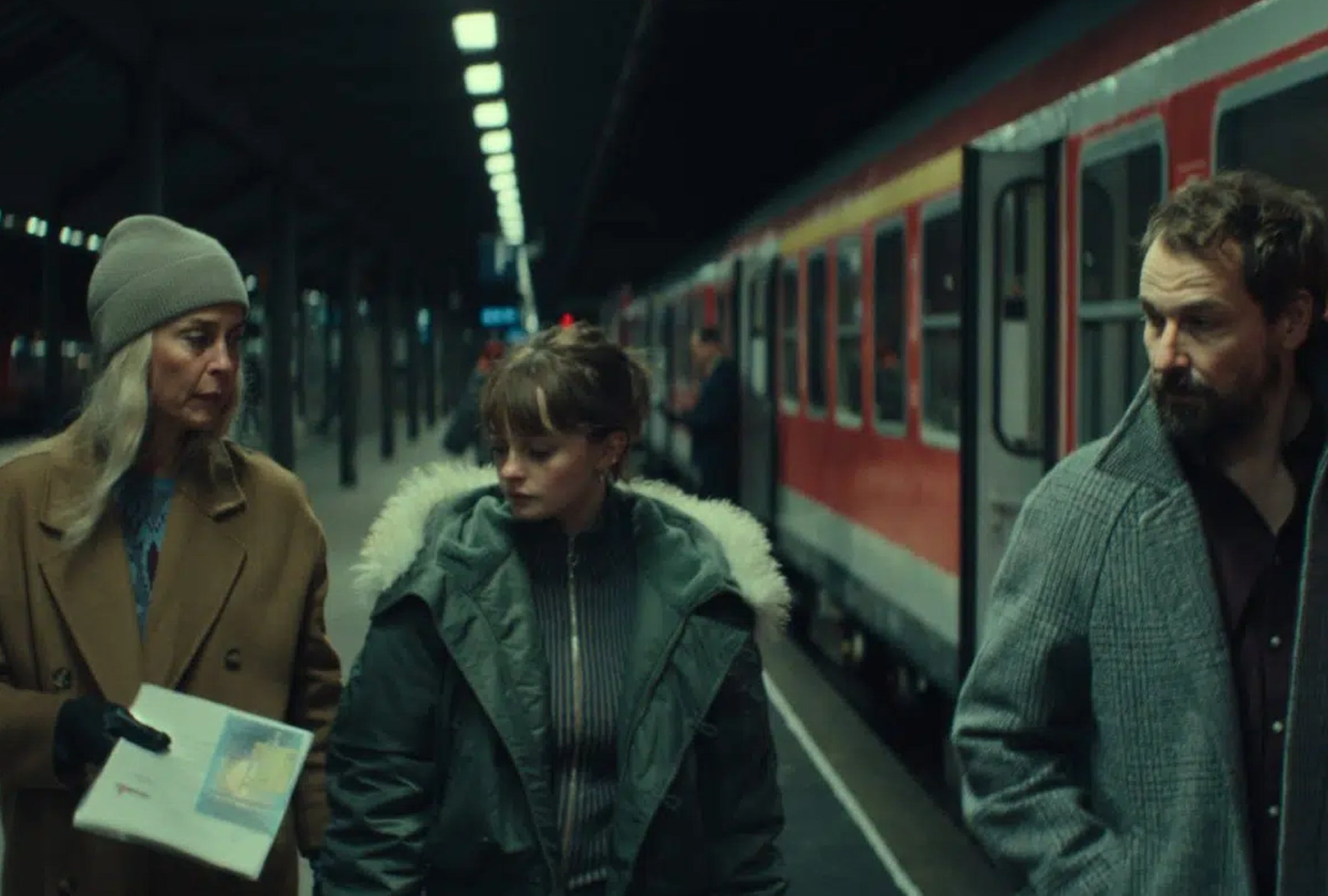 Susanne Wolff interpreta a Meret Schäfer, Maja Bons interpreta a Nina y Felix Kramer interpreta a Simon Schäfer en la serie alemana de "Unfamiliar" (Foto: Netflix)