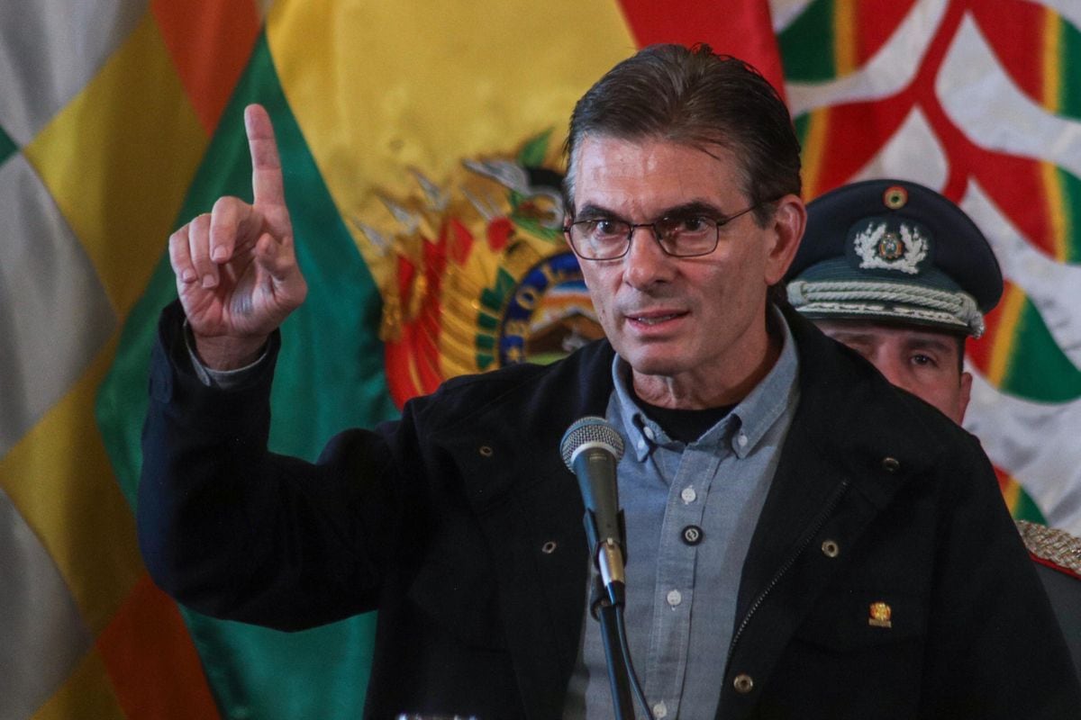 El presidente de Bolivia, Rodrigo Paz, habla durante la toma de posesión del nuevo ministro de Defensa, Ernesto Justiniano, este miércoles, en el Palacio de Gobierno en La Paz (Bolivia).