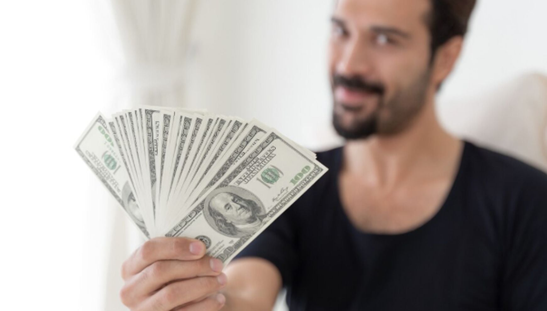 Todo empleador sujeto a la norma debe pagar como mínimo US$15 por cada hora trabajada desde el 30 de septiembre (Foto: Magnific)