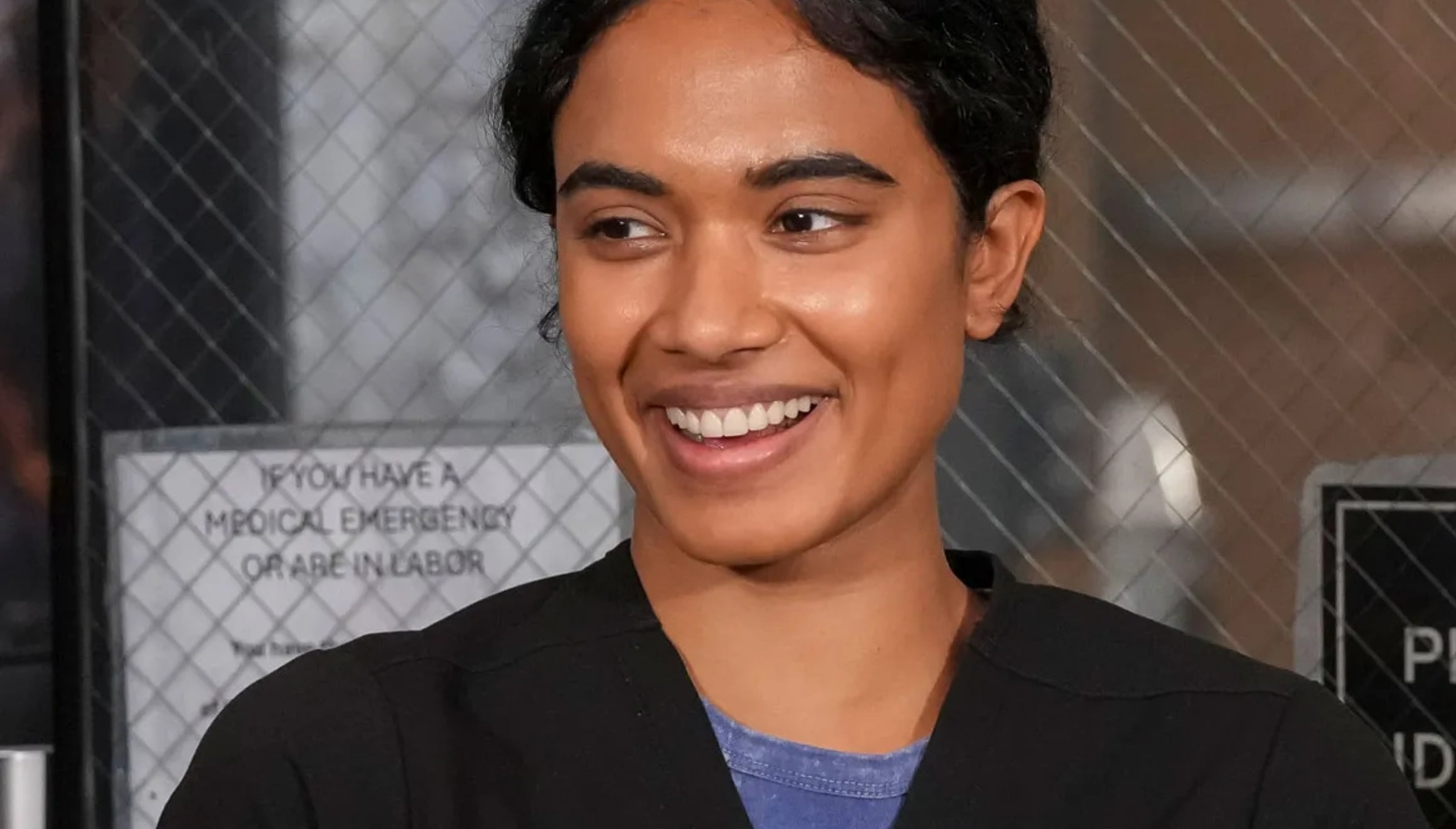 La actriz estadounidense Supriya Ganesh como la Dra. Samira Mohan en el detrás de cámaras de la serie médica "The Pitt" (Foto: HBO)
