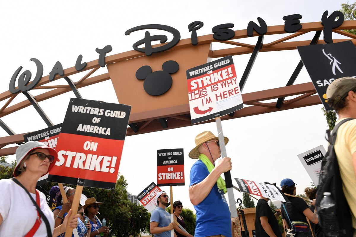 Dobles de acción en Hollywood enfrentan la amenaza real de la IA, que está sustituyendo sus hazañas en escenas de riesgo, desencadenando incertidumbre en la industria del cine