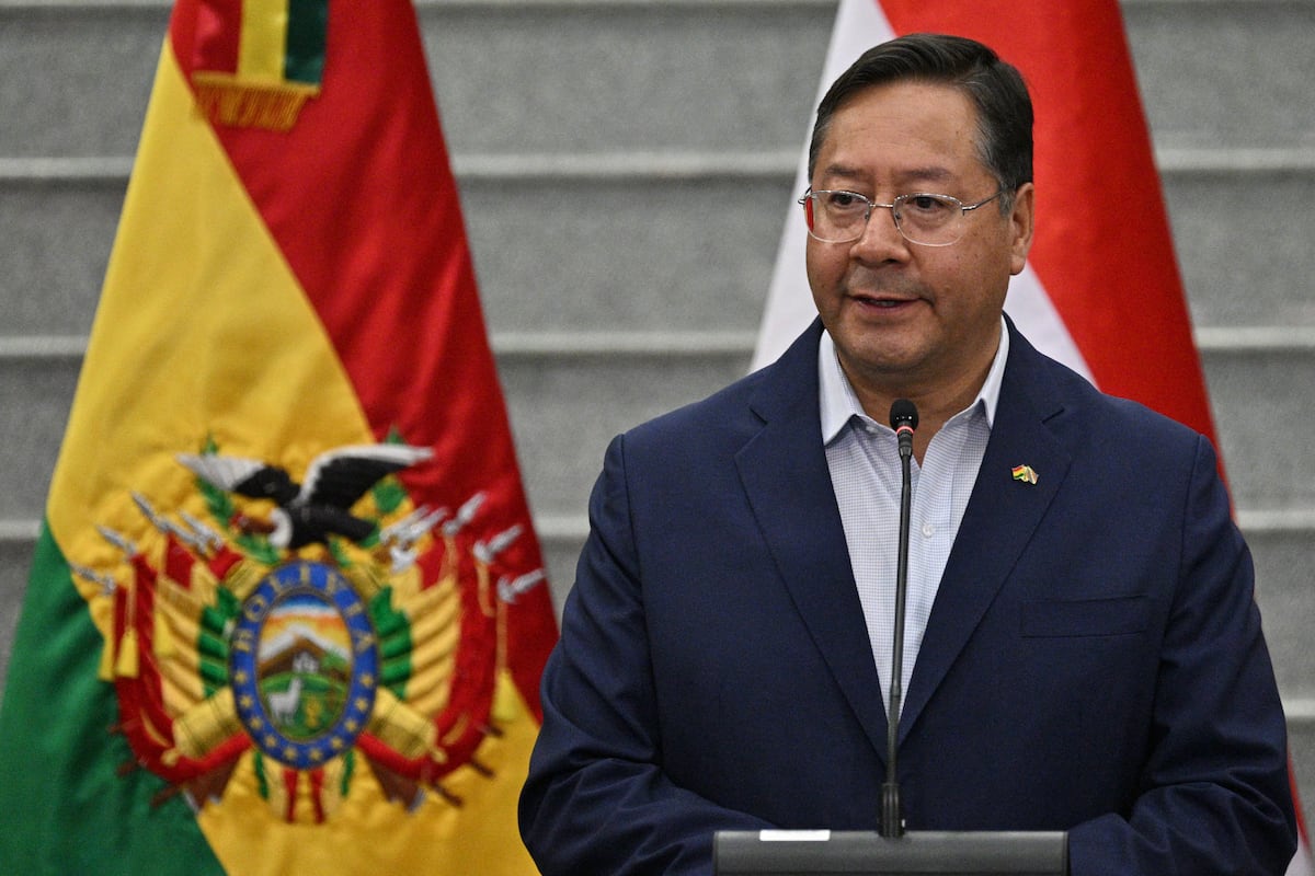 “Sin duda hoy ha sido una jornada atípica en la vida de un país que quiere democracia”, declaró el presidente Arce, tras el inicio de la retirada militar. Y se refirió a “un intento de golpe de Estado por militares que están manchando el uniforme, que están atentando contra nuestra Constitución”.