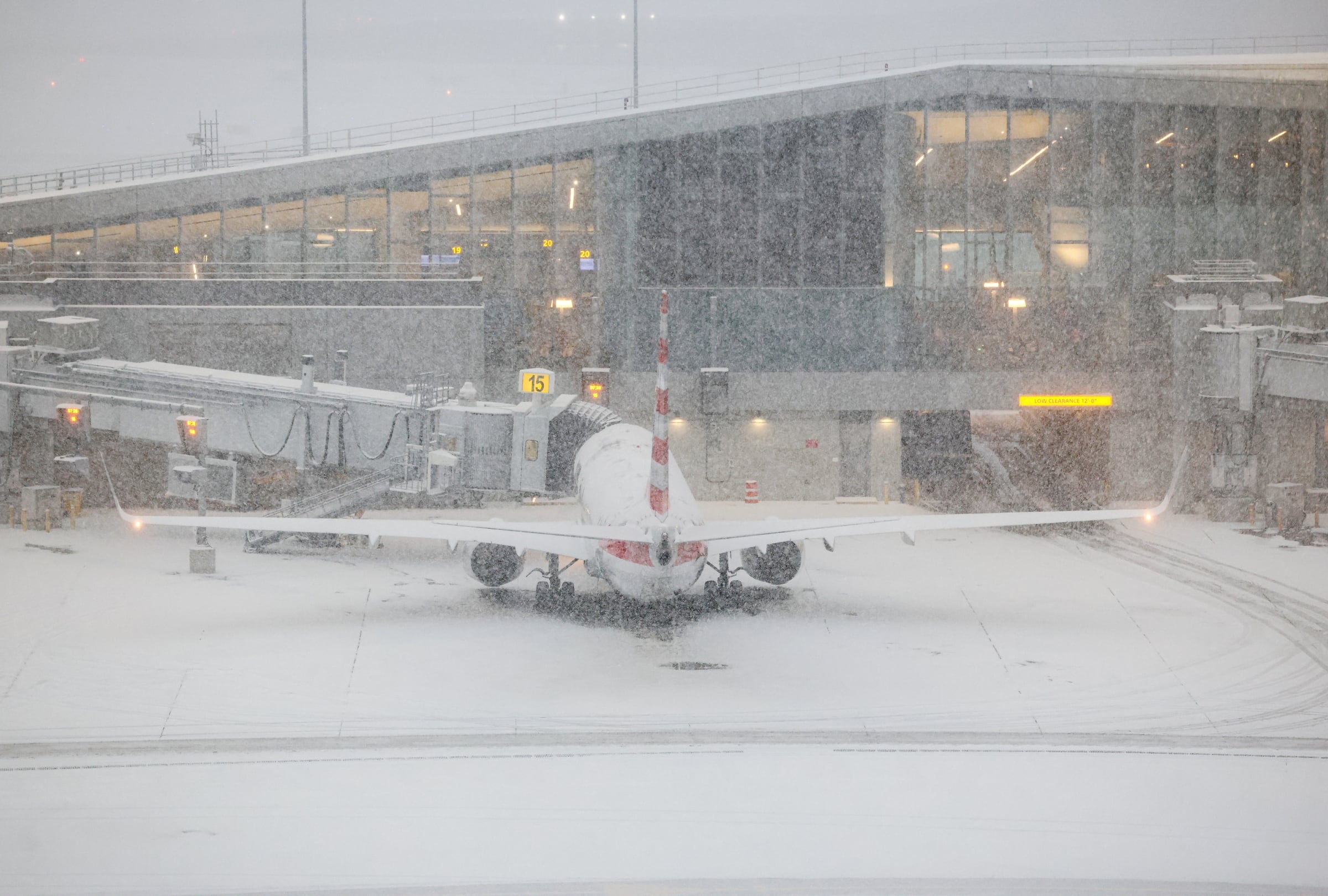 Un avión de pasajeros Boeing 737 de American Airlines se ve estacionado en la pista del aeropuerto LaGuardia de Nueva York el 25 de enero del 2026 (Foto: Charly Triballeau / AFP)
