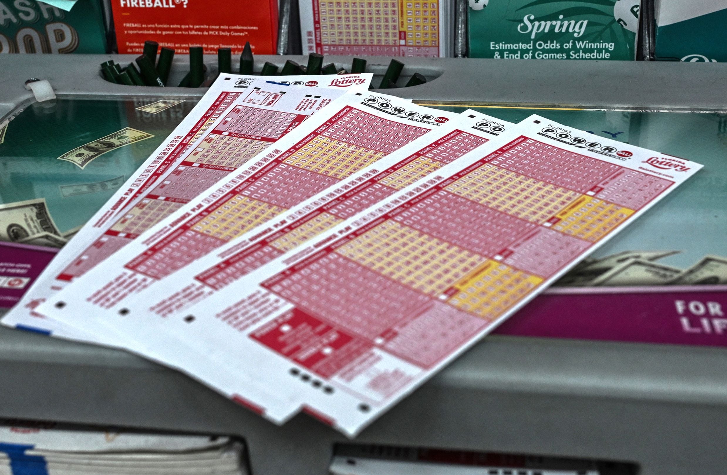 Por lo general, los participantes del Powerball pueden reclamar un premio de hasta $600 en cualquier lotería autorizada de la jurisdicción donde compraron el boleto. (Foto: GIORGIO VIERA / AFP)