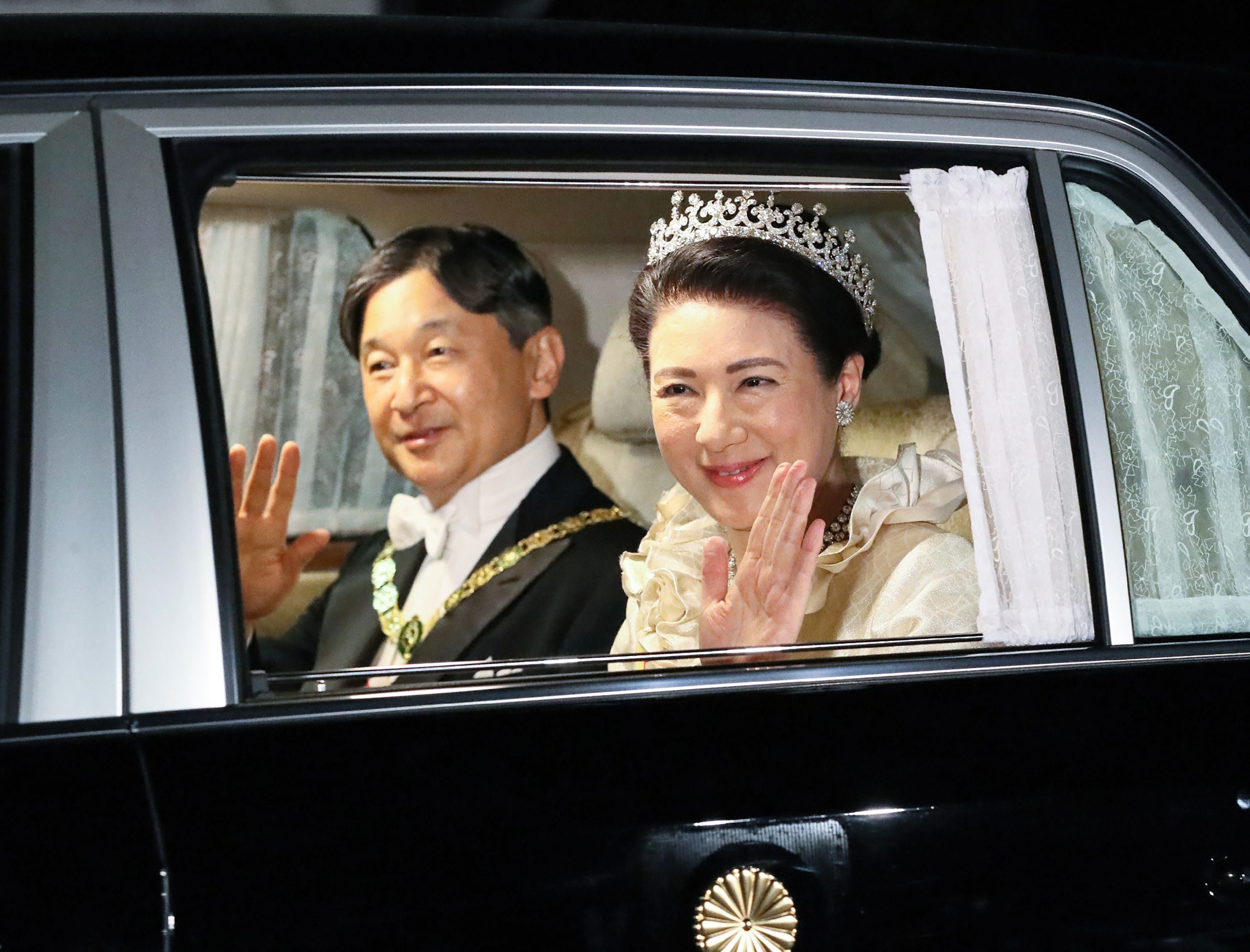 El emperador Naruhito y la emperatriz Masako salen del palacio de Akasaka para el banquete de la corte en el Palacio Imperial de Tokio. (AFP).