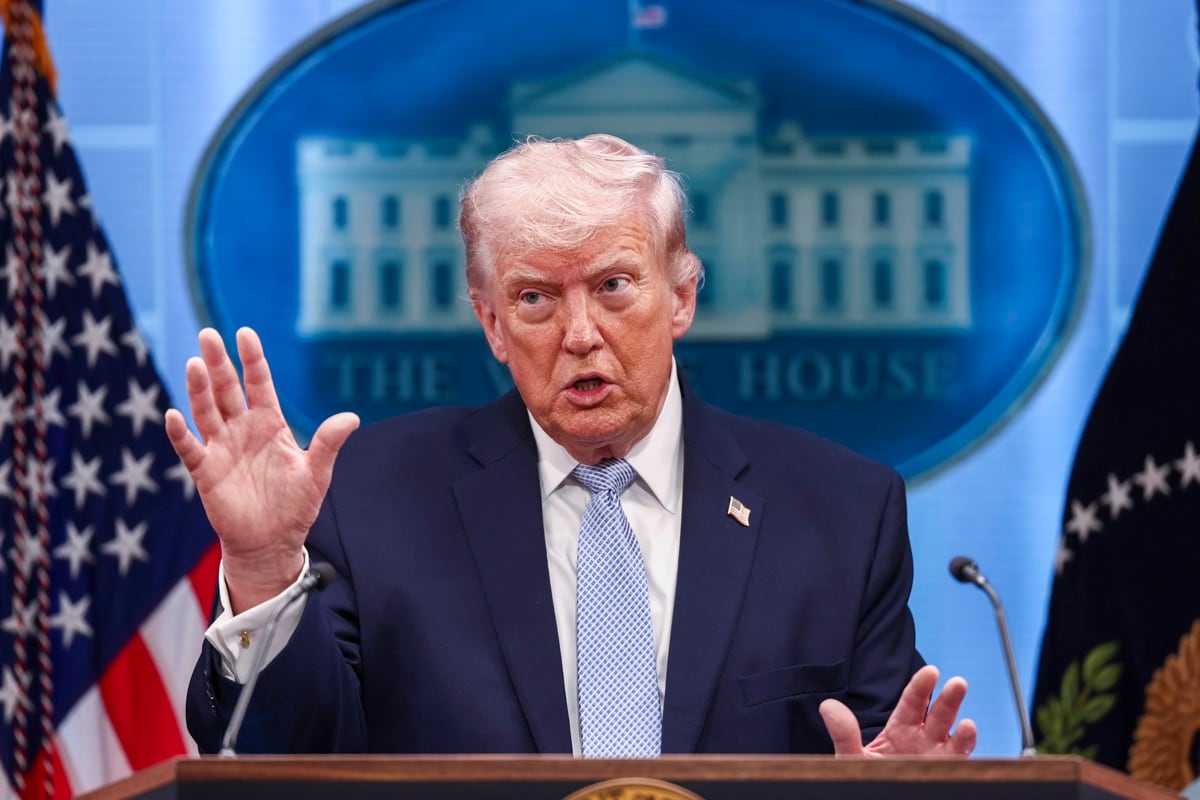 El presidente estadounidense Donald Trump responde a una pregunta de los medios de comunicación durante una rueda de prensa sobre Irán desde la Casa Blanca en Washington, DC, EE. UU., el 6 de abril de 2026. (EFE/EPA/JIM LO SCALZO)