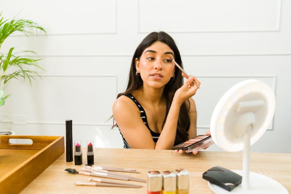 Para sellar tu maquillaje y hacer que dure más tiempo puedes usar polvos translúcidos o un spray fijador. Foto: iStock.