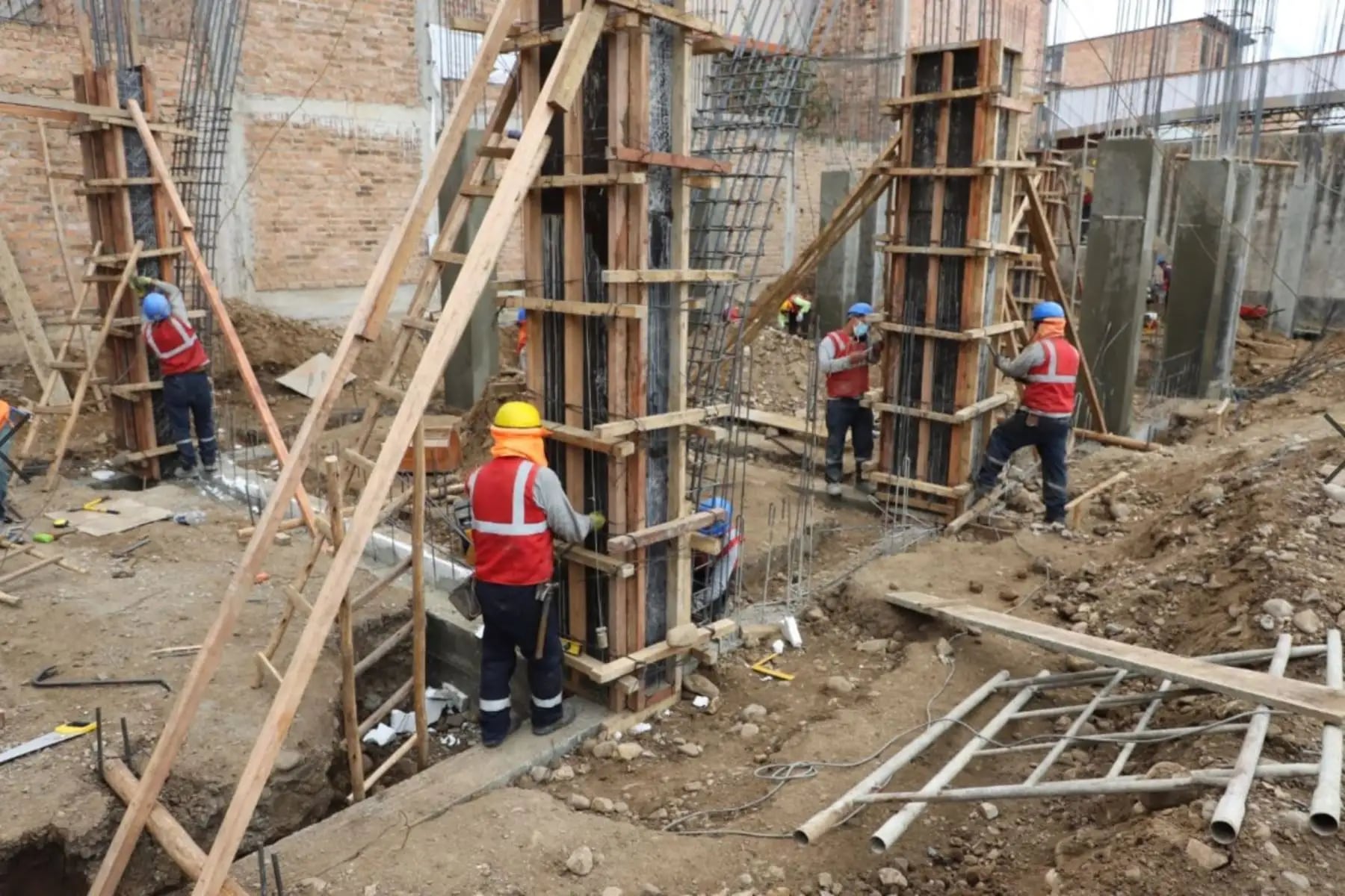 ¿Por qué hay proyectos que nunca pasan del plano inicial? (Foto: Andina)