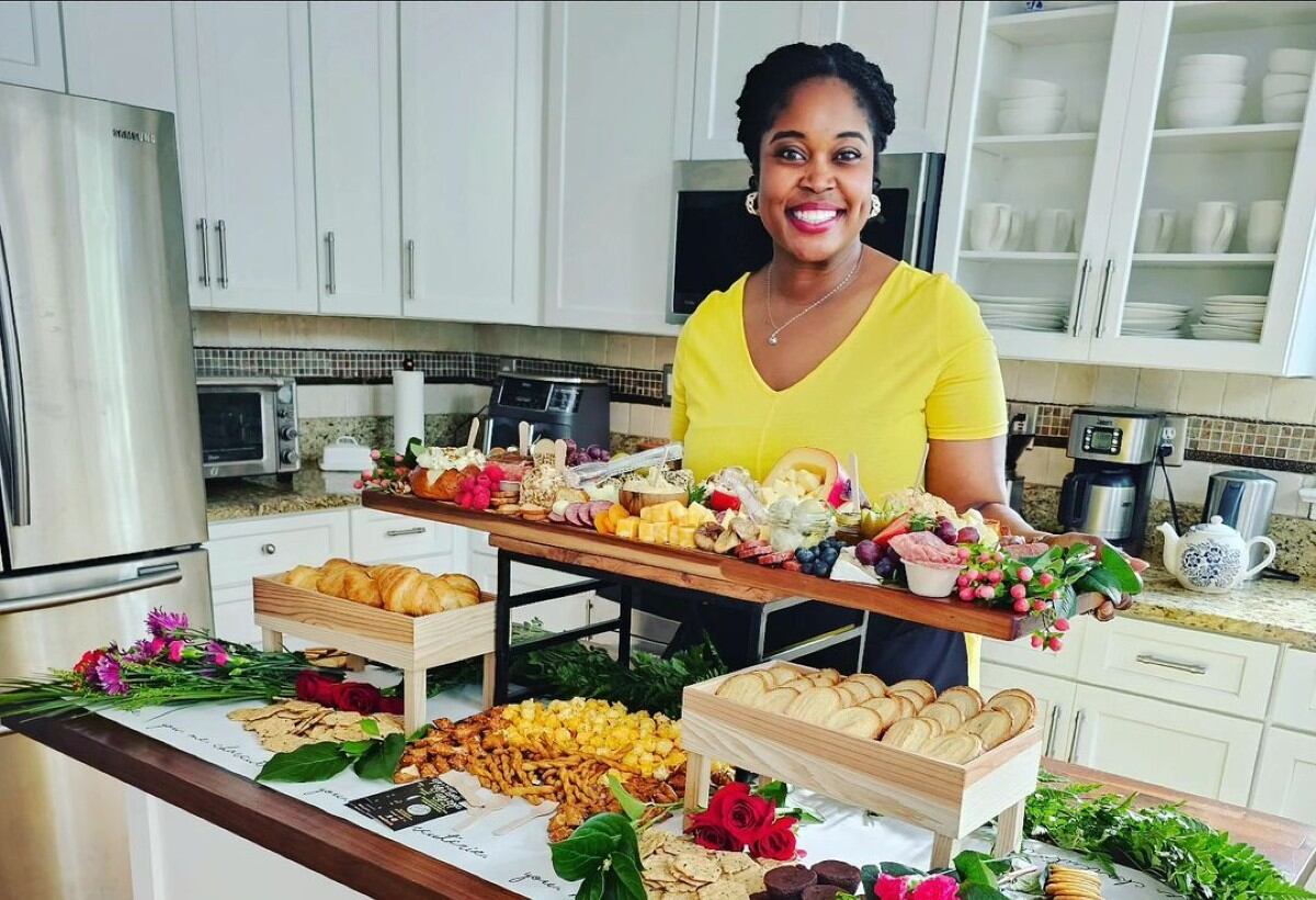 VIRAL | Teyoshe Smith solía preparar tablas de charcutería para reuniones familiares antes de comenzar a vender sus elaboradas creaciones. (Instagram bitebybiteandco)