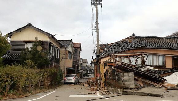 Esta vista general muestra edificios muy dañados a lo largo de una calle de la ciudad de Wajima, prefectura de Ishikawa, el 1 de enero de 2024, después de que un gran terremoto de magnitud 7,6 sacudiera Japón. (Foto: AFP).