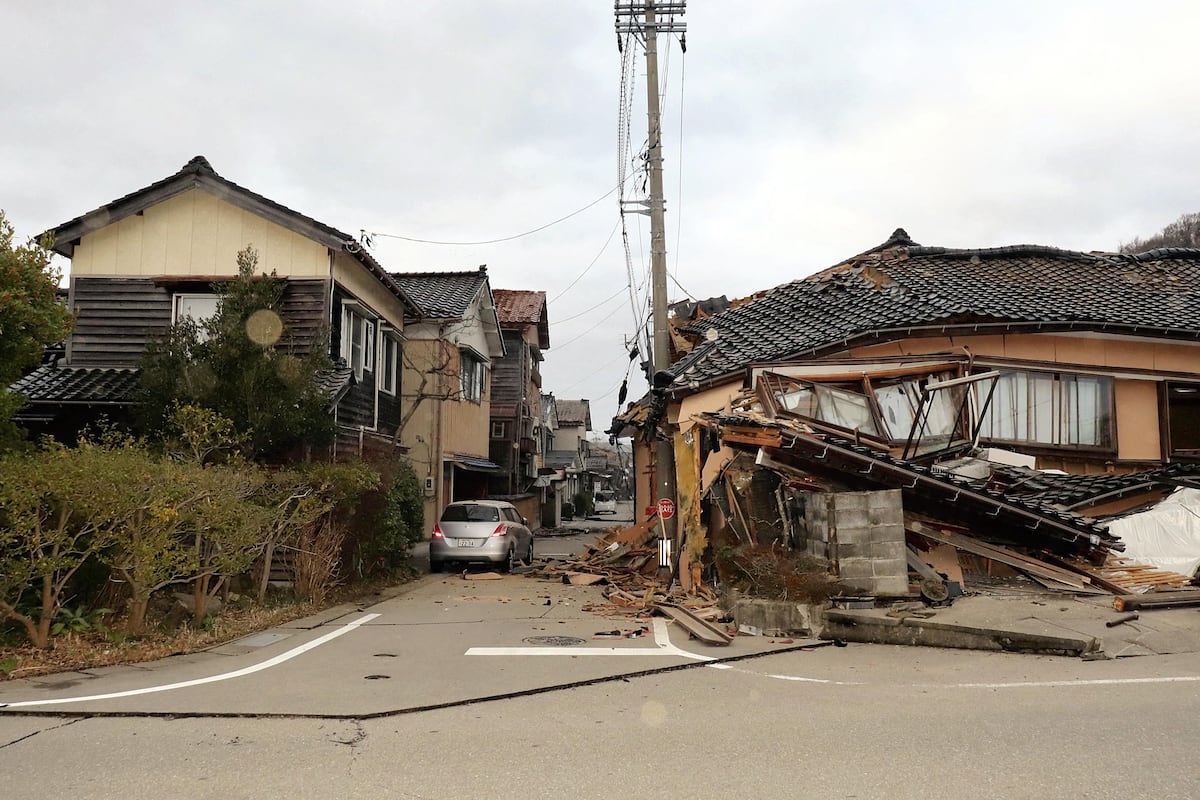 Esta vista general muestra edificios muy dañados a lo largo de una calle de la ciudad de Wajima, prefectura de Ishikawa, el 1 de enero de 2024, después de que un gran terremoto de magnitud 7,6 sacudiera Japón. (Foto: AFP).