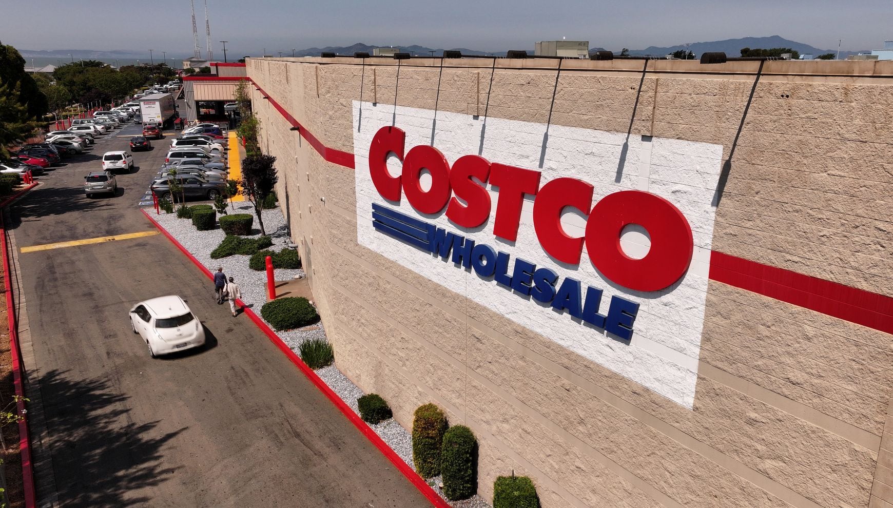 La cadena mayorista cerrará todas sus sucursales en EE.UU. por 24 horas en mayo, por lo que los clientes deberán adelantar o postergar sus compras para ese día. En la imagen, vista aérea del logotipo de Costco, el 11 de julio de 2024 en Richmond, California (Foto: Justin Sullivan / Getty Images / AFP)