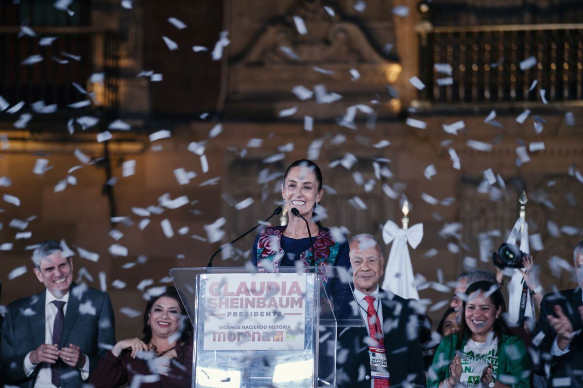 Claudia Sheinbaum, ex alcaldesa de la Ciudad de México y candidata presidencial del partido Morena, durante un mitin nocturno electoral en la Plaza Zócalo de la Ciudad de México, México, la madrugada del lunes 3 de junio de 2024. Sheinbaum se convirtió en la primera mujer líder de México en una victoria aplastante. capitalizando la popularidad del presidente saliente Andrés Manuel López Obrador y al mismo tiempo heredando una violencia criminal desenfrenada y un gran déficit fiscal dejado por su gobierno. Fotógrafo: Luis Antonio Rojas/Bloomberg