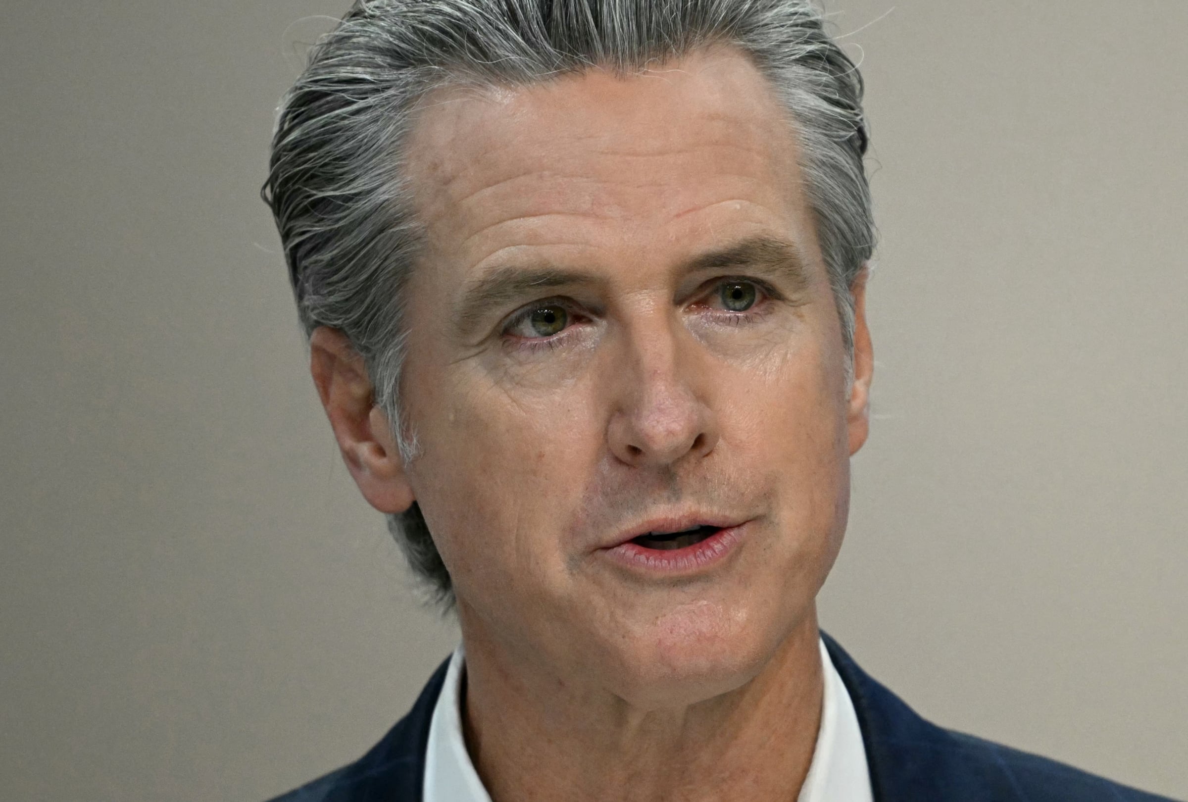 El gobernador Gavin Newsom anunció que los recursos serán canalizados a organizaciones comunitarias y filantrópicas que brindan apoyo alimentario y servicios legales. (Foto: Mauro Pimentel / AFP)