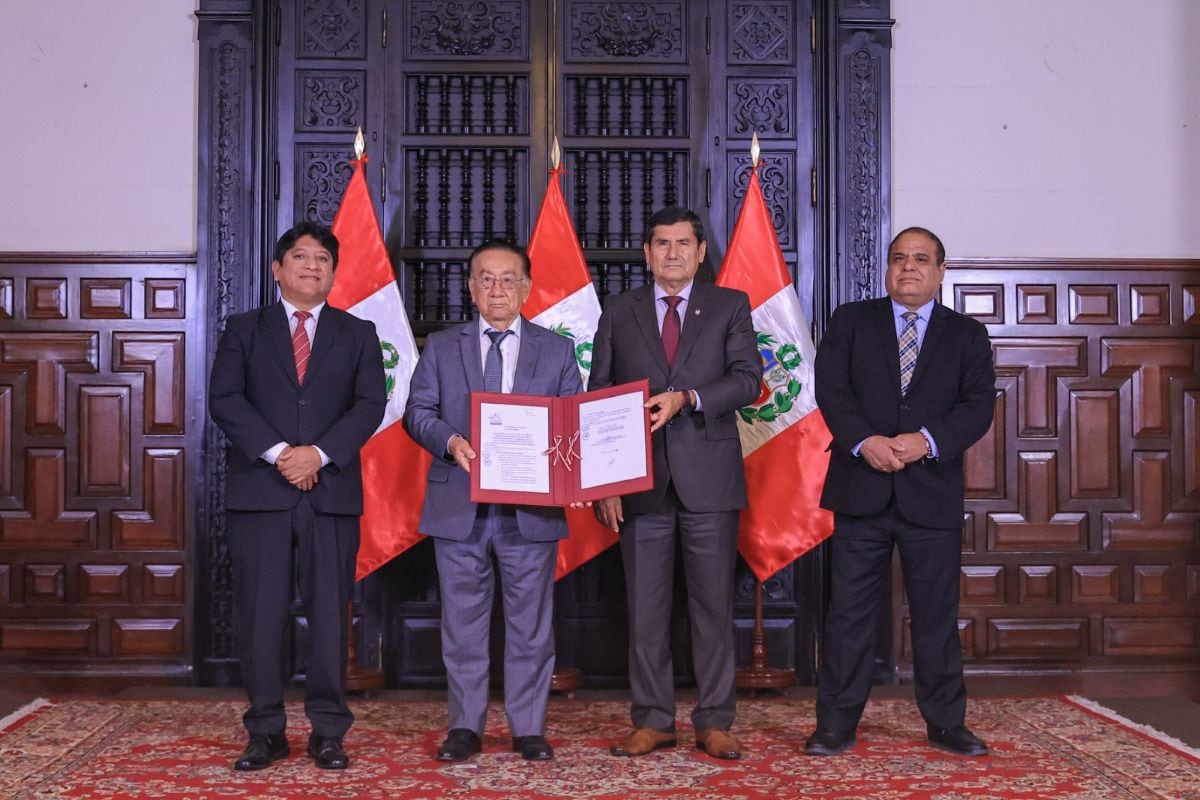El presidente José María Balcázar promulgó la norma que dispone el uso prioritario de instituciones educativas como locales de votación para la segunda vuelta electoral. Foto: Presidencia.