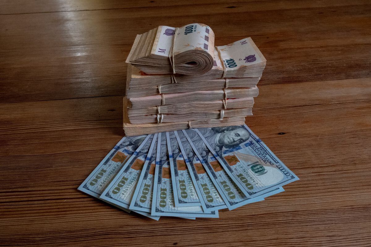 Billetes de pesos argentinos equivalentes a 1,000 dólares estadounidenses dispuestos en Buenos Aires, Argentina, el martes 26 de setiembre de 2023.