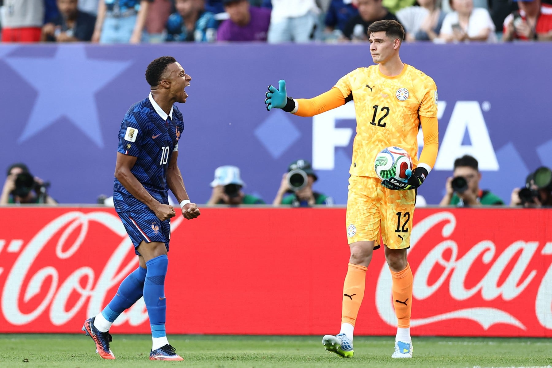 El delantero francés Kylian Mbappé, número 10, celebra la victoria en el partido de octavos de final del Mundial de 2026 entre Paraguay y Francia, disputado en el Philadelphia Stadium de Filadelfia el 4 de julio de 2026. (Foto de CHARLY TRIBALLEAU / AFP)