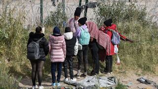 Miles de migrantes esperan a la intemperie ser procesados en frontera EE.UU.-México