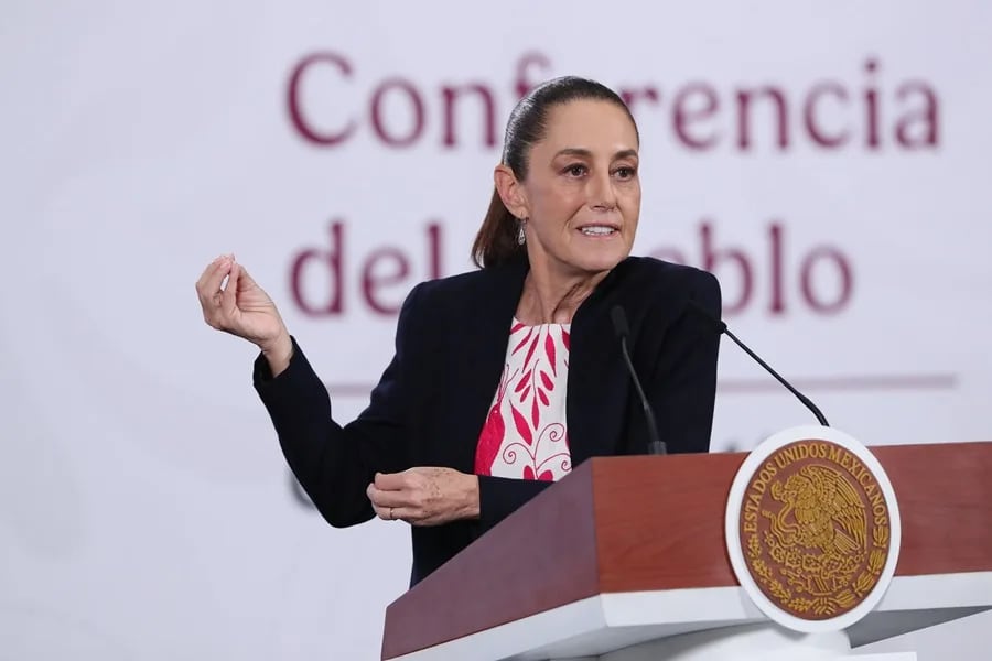 La presidenta de México, Claudia Sheinbaum, habla durante una rueda de prensa, este 6 de abril de 2026, en el Palacio Nacional de la Ciudad de México (México). EFE/ Mario Guzmán