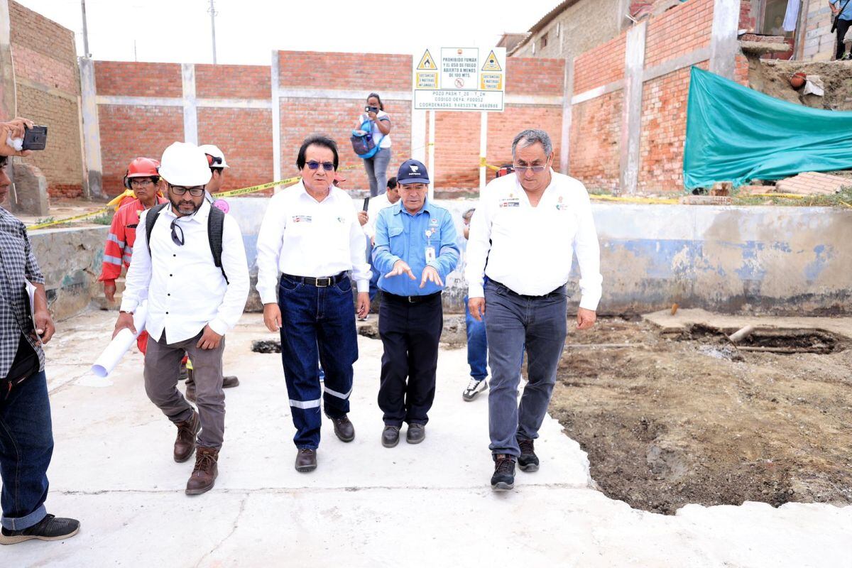 El Ministro de Energía y Minas, Oscar Vera, en La Brea, Talara. (Foto: Twitter / @MinemPeru)