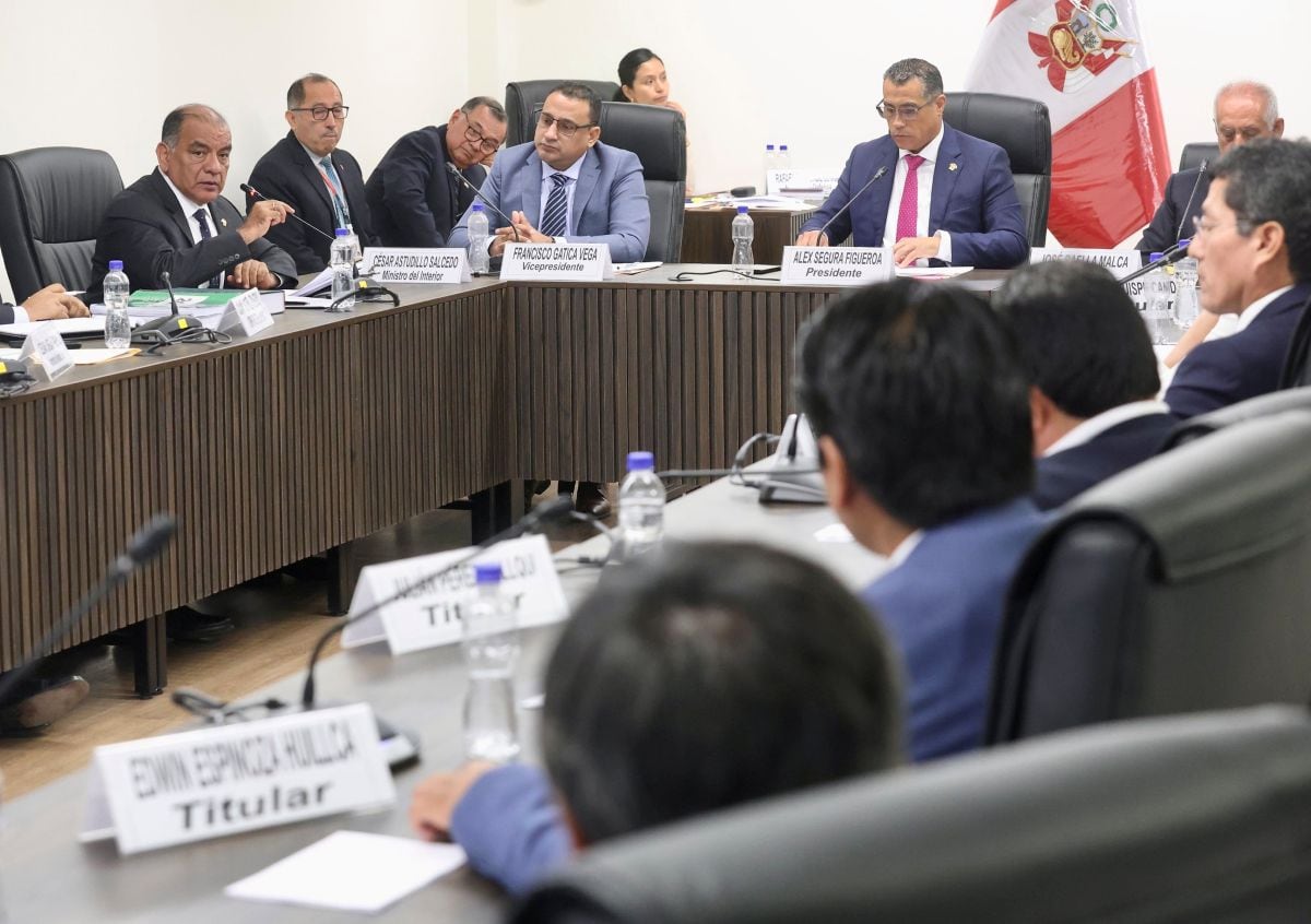 El ministro del Interior, César Astudillo, expuso ante la Comisión de Defensa Nacional y Orden Interno los principales ejes de su gestión. Foto: Congreso.
