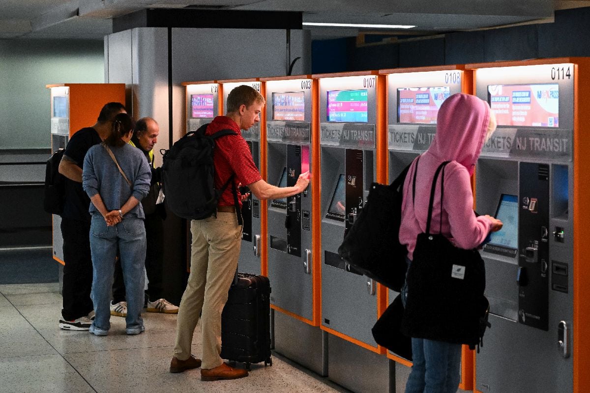Pasajeros compran billetes para los trenes de New Jersey Transit en la estación Penn Station de Nueva York el viernes.